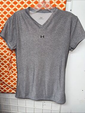 Under Armor V-neck tee workout Grey shirt Size L